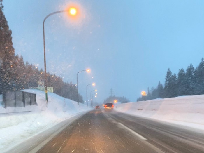 トンネルを抜けると完璧に雪国でした