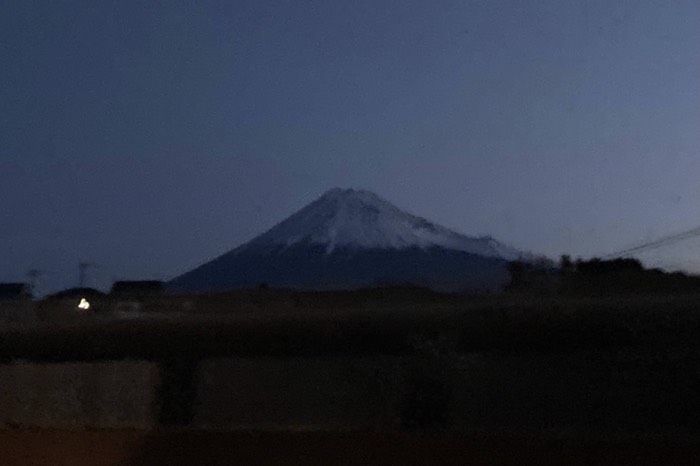 薄明かりの富士山！