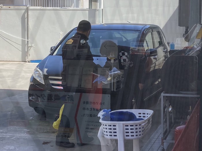 手洗い洗車待ち〜