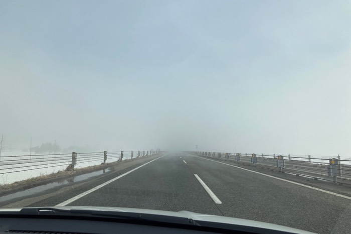 霧の関越道