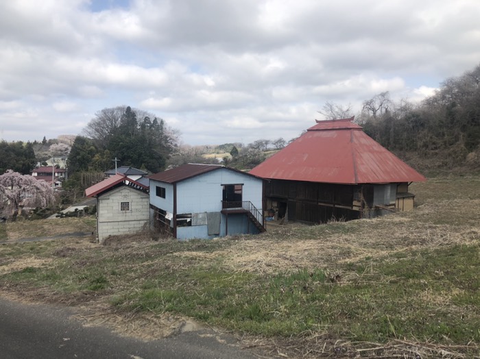 夫婦桜降りていく途中の民家