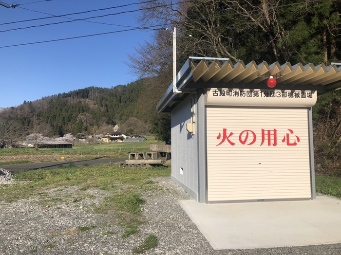 桜並木の立派な通り道の村