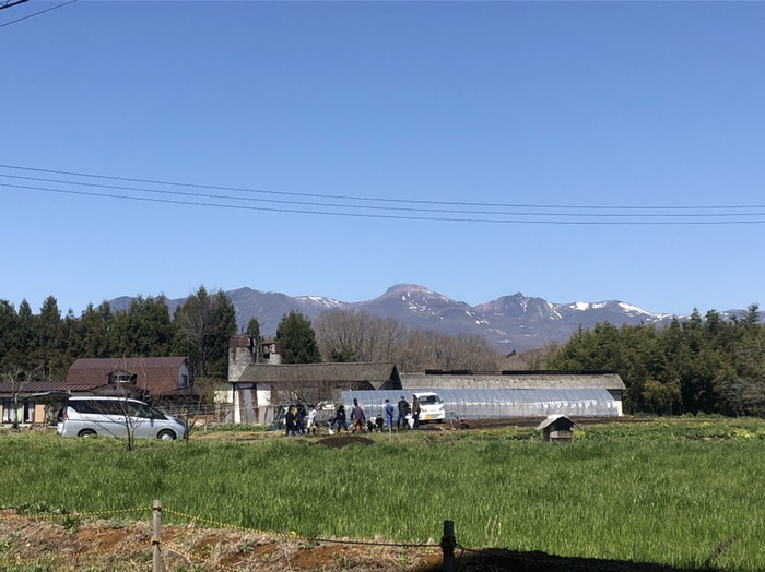 いつもの那須連山見える牛舎