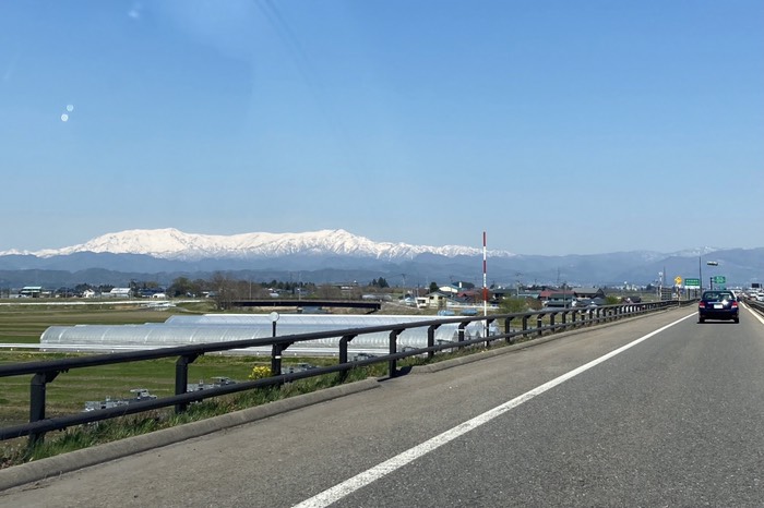 遠くには雪山が！