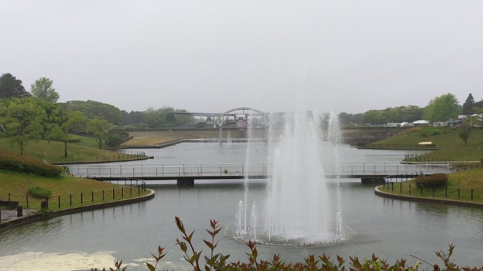 噴水と翼のゲート(西口)