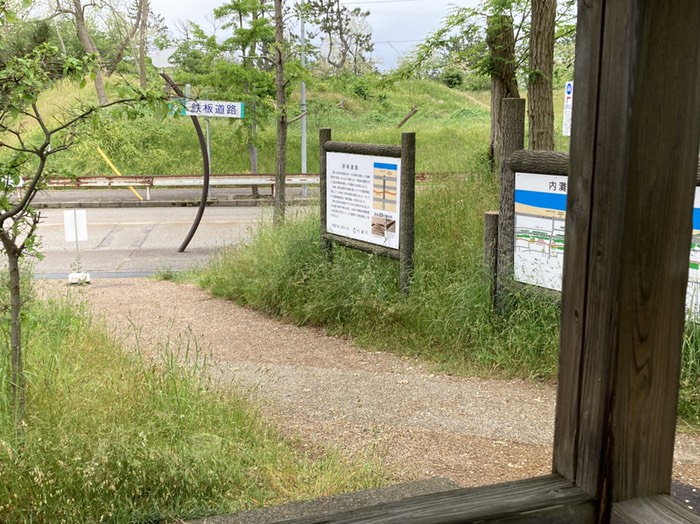 内灘駅から海岸への鉄板道路との交差地点