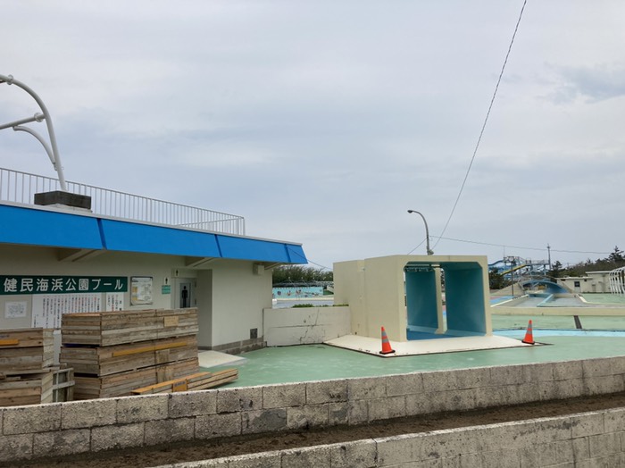 奥にウォータースライダーが