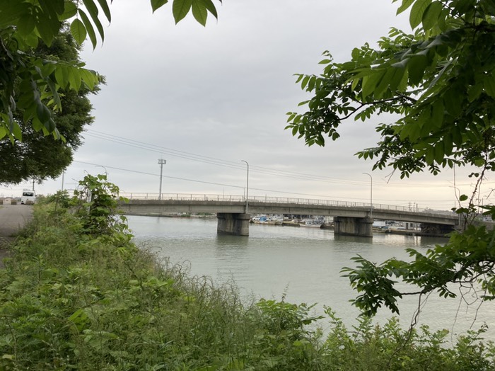 犀川の河口方向。金石港の船が橋の下に見える