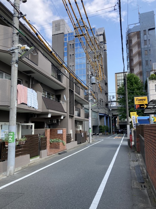 高速道路沿いの住宅街