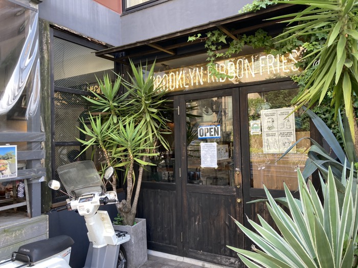 休憩。ジンジャーティーとハンバーガーのお店