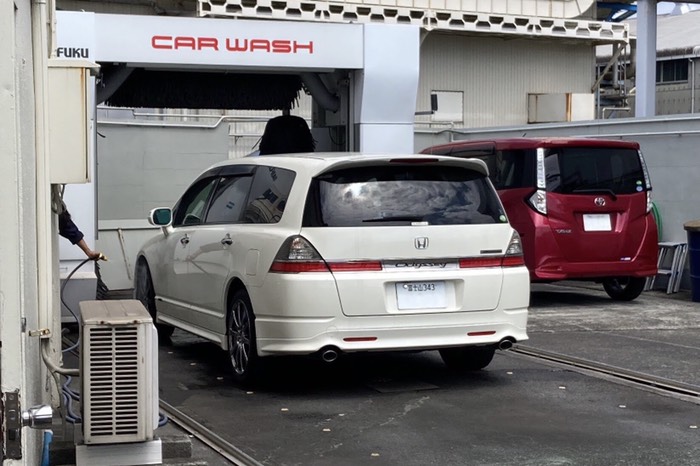 手洗い洗車待ち
