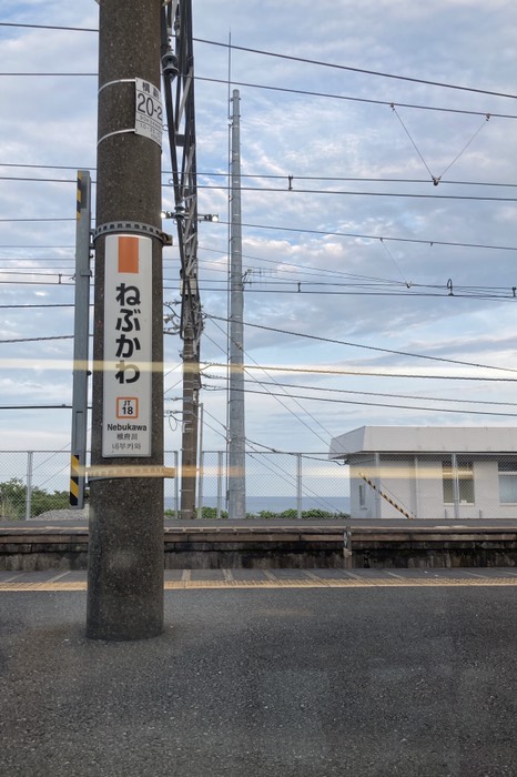 奥に海が見えます