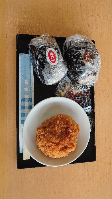 おにぎりとホタテフライ