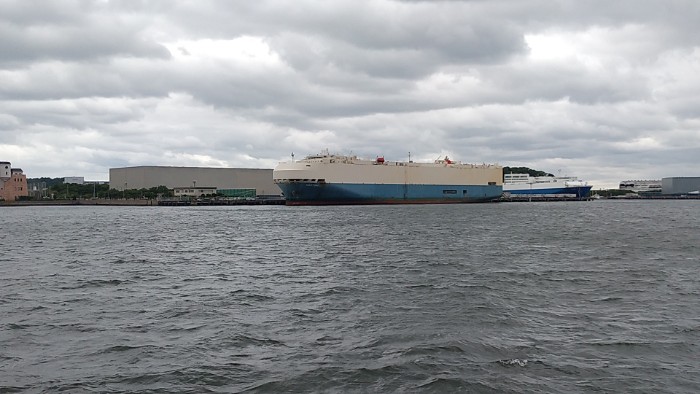 日産自動車工場と運搬船