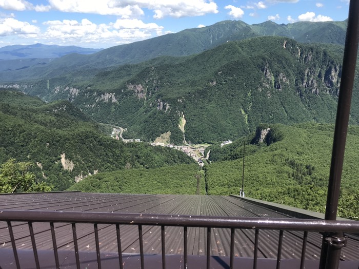 ロープウェイ山頂展望台から始発点を望む