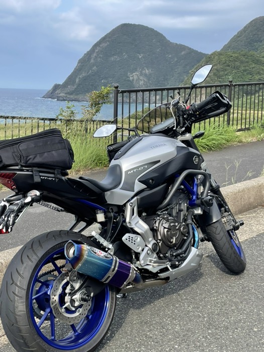 日本海をバックに