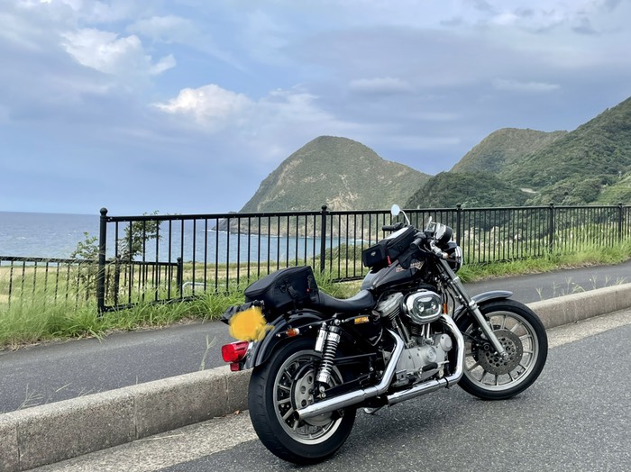 日本海をバックに