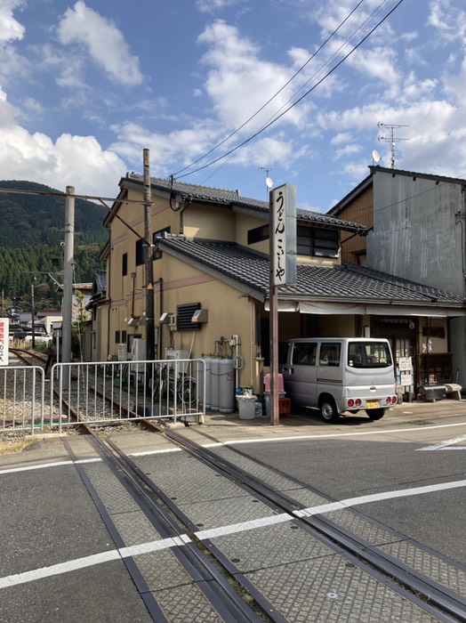 鶴来のラーメンが美味しいこいしや、廃線が見える