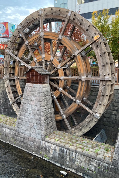 駅のロータリーに大きな水車が！