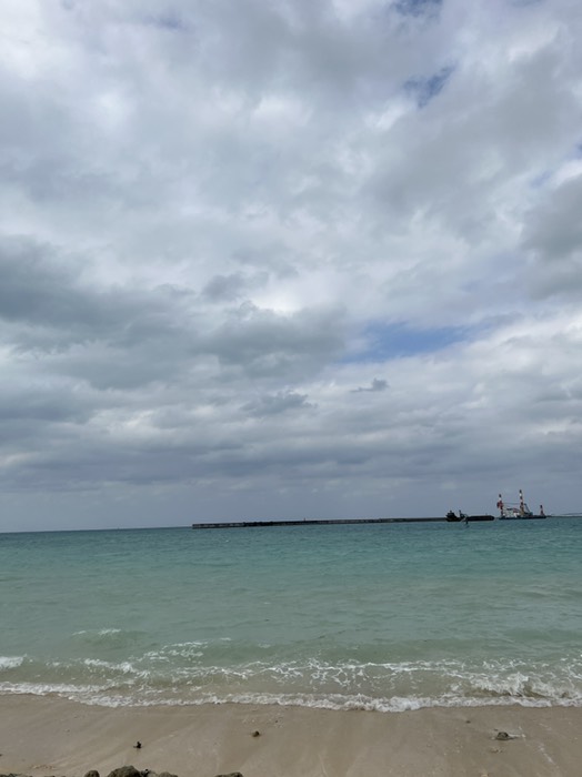 海って青いんやね。