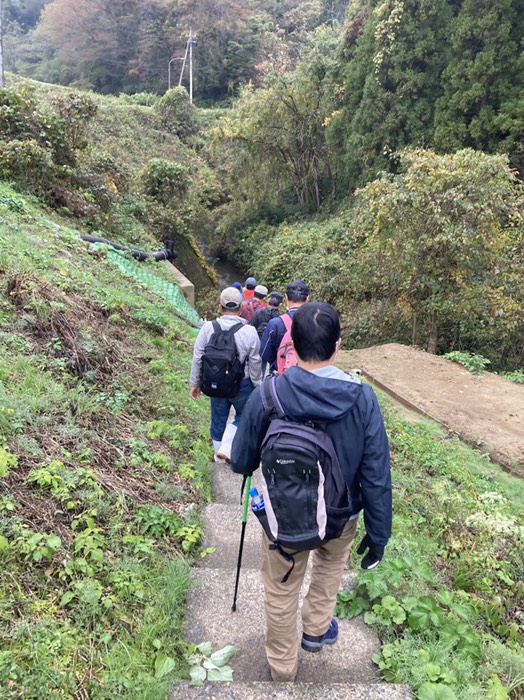 車道212号線から階段を降り、鉄の橋を渡り、一番の急坂に向かう