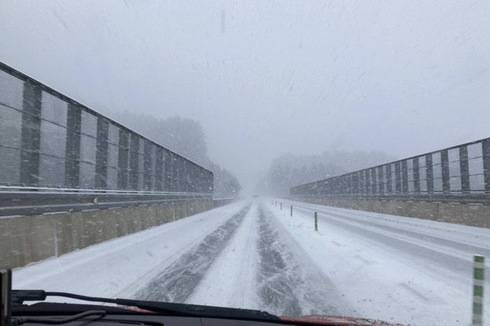 前方のライト点けたフィット確認できず