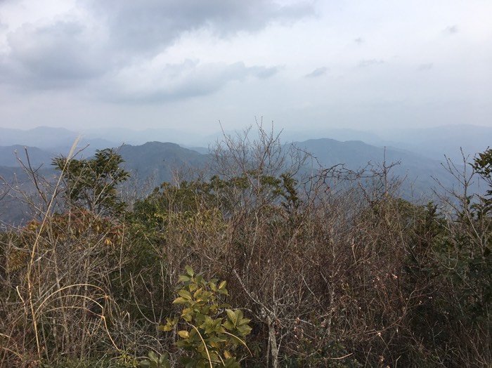 左)白石山　右)狗留孫山