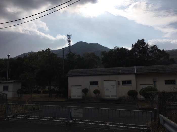 国道376荷卸峠から見上げる