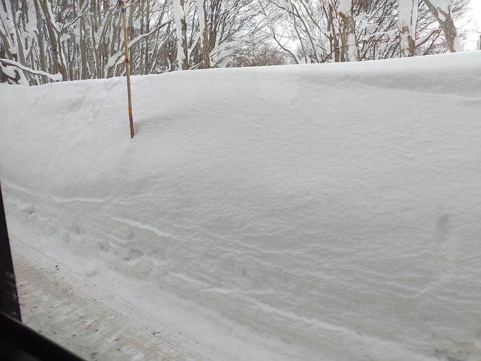 雪の壁　車窓より