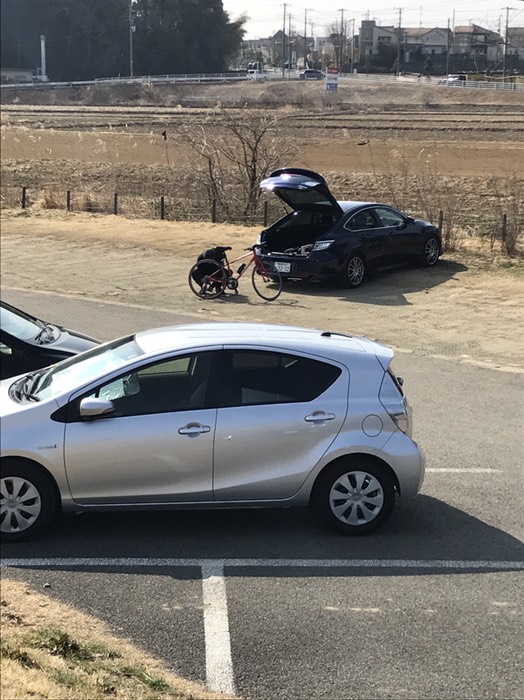 車で自転車を運んでくる人も