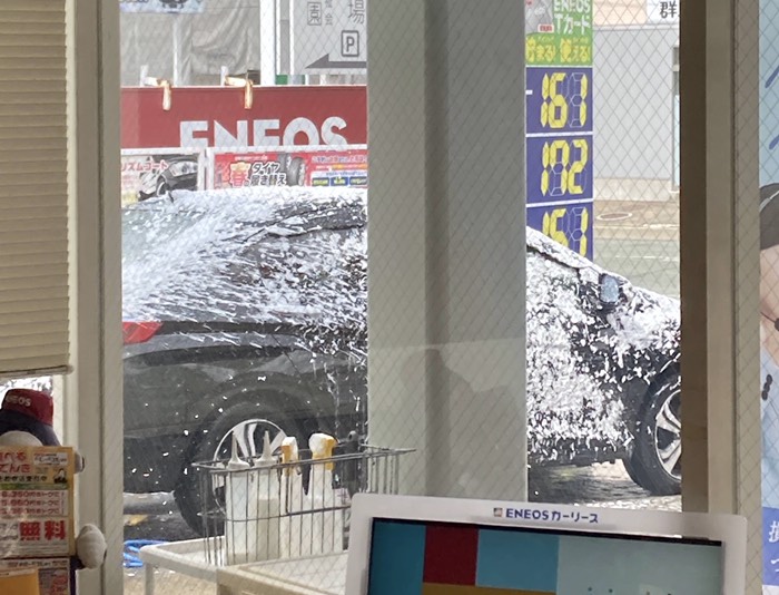 手洗い洗車待ち〜