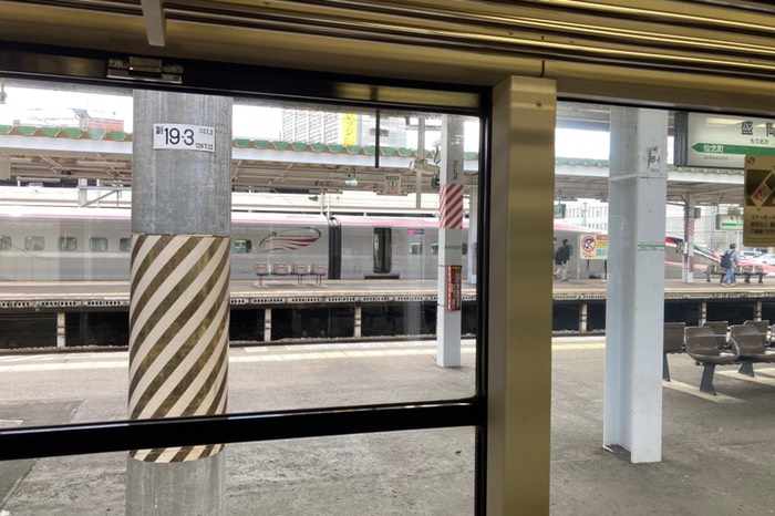 新幹線が普通のホームにいる