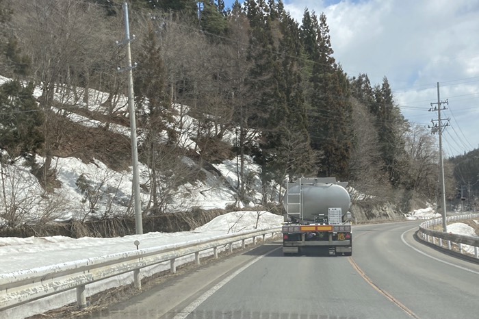 道路以外は雪残ってました