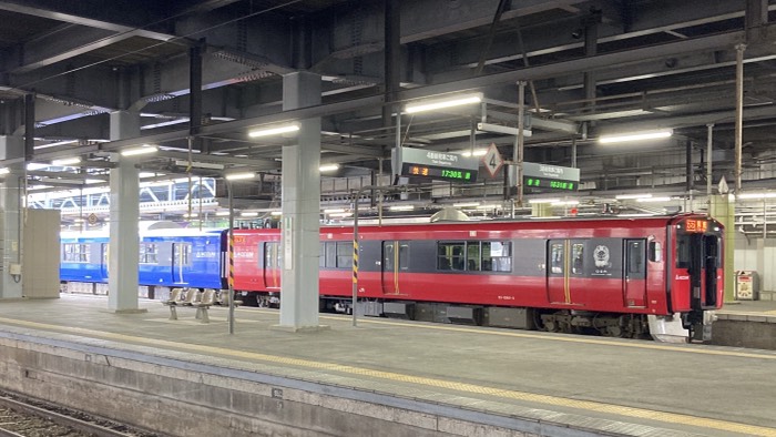 見慣れぬ列車が