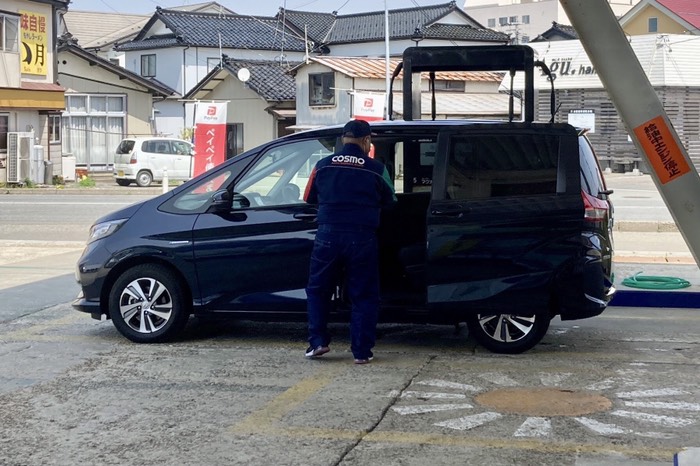 手洗い洗車待ち〜