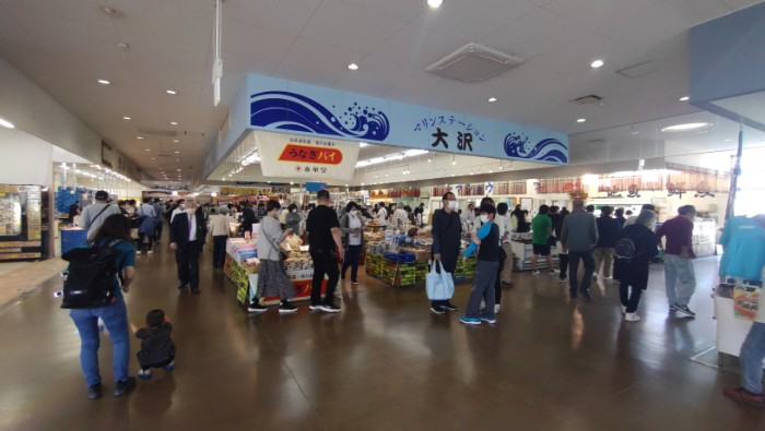 なぶら市場店内