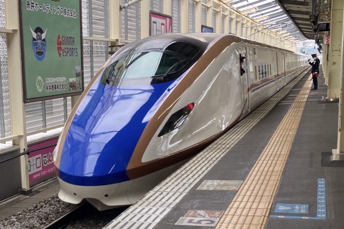 でも2駅で降ります