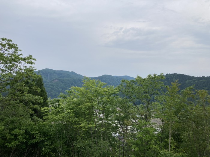 ニ曲城から鳥越城を望む