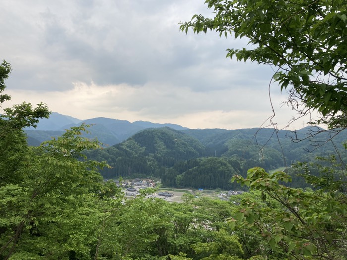 鳥越城址からニ曲城址を望む