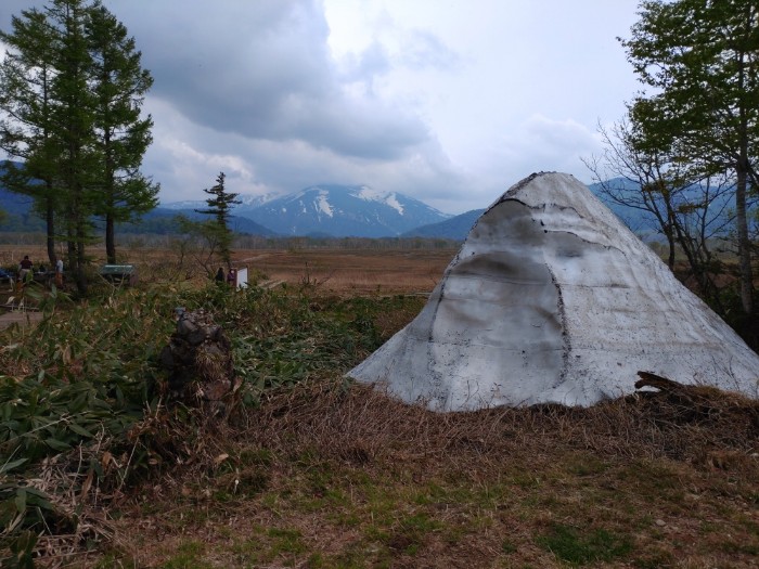 至仏山と雪の至仏山