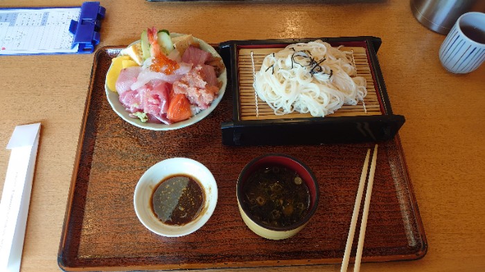 海鮮丼とヒヤムギ