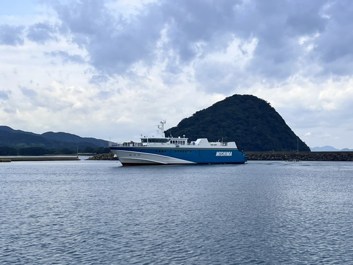 定期船「ゆりや」萩港着