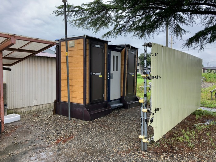 トイレが離れでありました