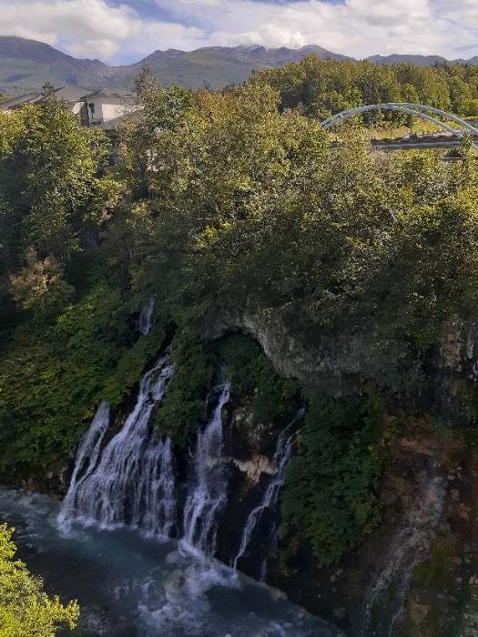 白ひげの滝と十勝岳