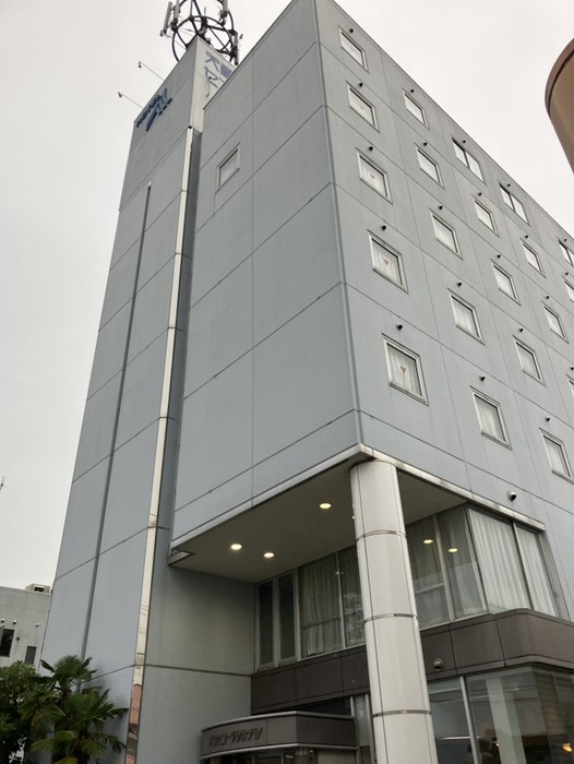 ホテルを見て、右側から駐車場へ行ける。