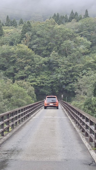 貝掛橋を渡るトゥインゴちゃん