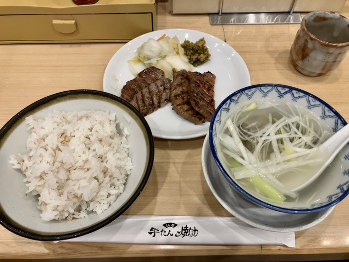 遅い昼食に牛たんをいただきました