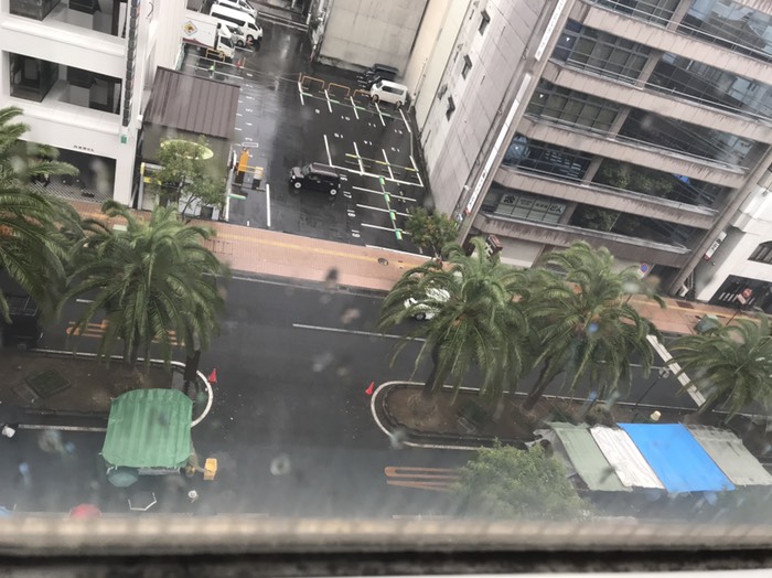 ホテルの部屋から朝市を見る