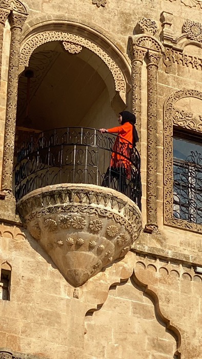 Balkon mit türkischer Schönheit in Miyat