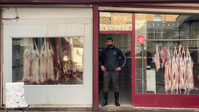 Der Metzger vor seinem Laden in Midyat